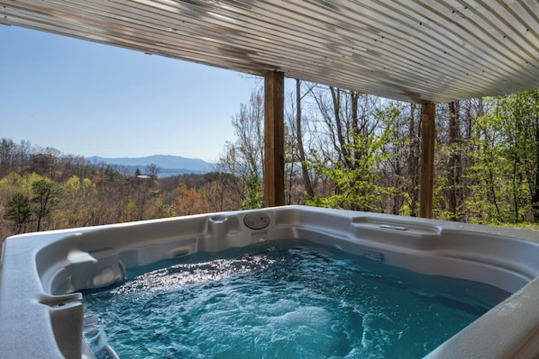 Laurel Mountain Lodge's bubbling hot tub