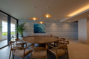 Comedor con mesa para 12 personas