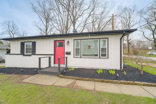 Mentor Vacation Rental | 3BR | 1BA | 2 Steps to Enter | 950 Sq Ft