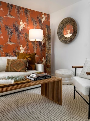 Living room furnished with modern yet authentic touches to maximize comfort and luxury.