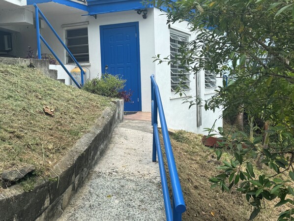 Front door walkway from driveway
