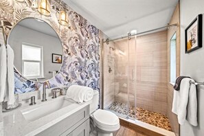 Luxurious Bathroom: Experience tropical elegance with stylish decor and modern amenities!