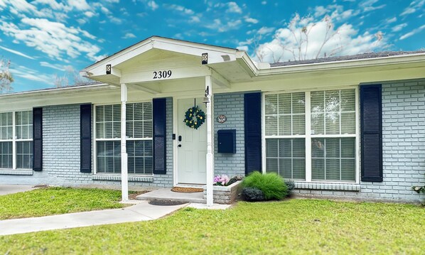 Enjoy warm coastal stay only a 15 minute walk from the beach!