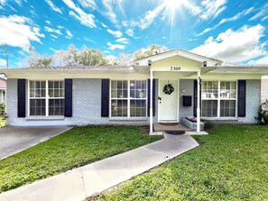 Enjoy warm coastal days only a 15 minute walk from the beach!