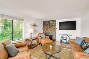 Living Area | Smart TV | Board Games