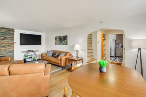 Living/Dining Area | Dishware/Flatware | 1st Floor