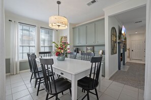 Plenty of seating for 8. Coffee and wine bar. Keurig & drip coffee maker
