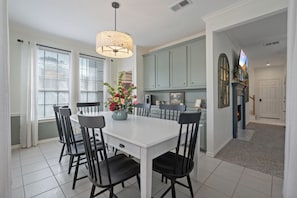 Plenty of seating for 8. Coffee and wine bar. Keurig & drip coffee maker