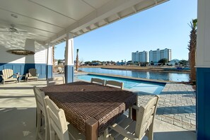 Outdoor dining poolside