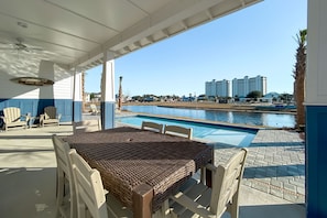 Outdoor dining poolside