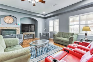 Living Room | Central Heating & A/C | Free WiFi | Smart TV