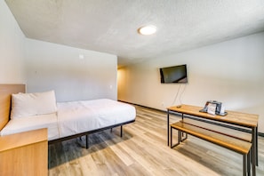 Studio | Queen Bed | Smart TV | Linens Provided