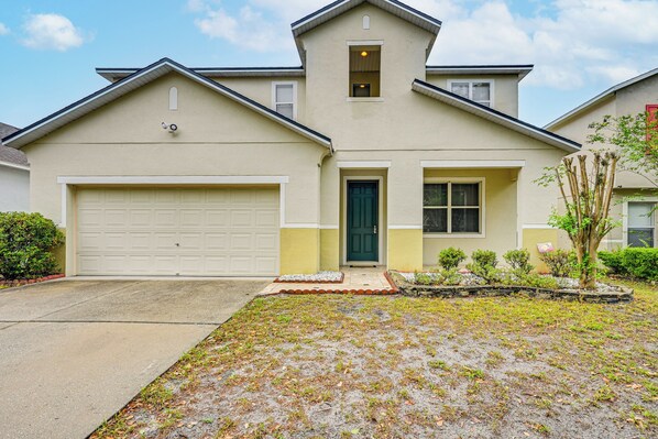 Riverview Vacation Rental | 4BR | 2.5BA | 3,100 Sq Ft | Stairs to Access