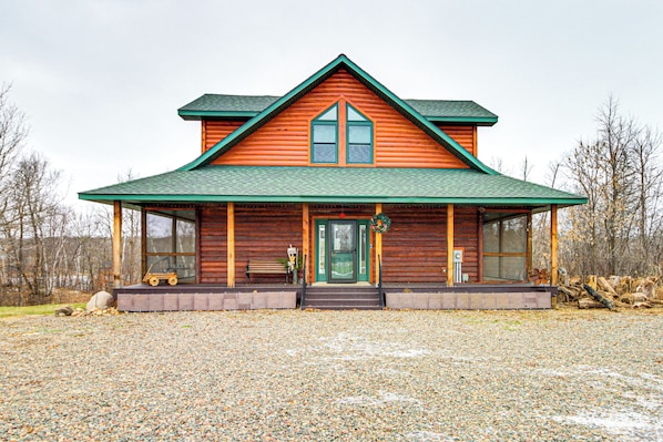 Mora Vacation Rental | 4BR | 3BA | 4 Steps to Enter | Multi-Level Home