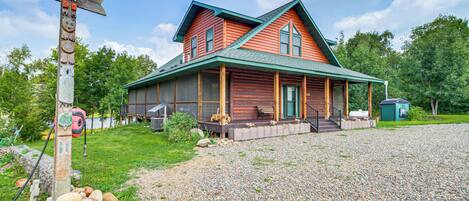 Mora Vacation Rental | 3BR | 3BA | 4 Steps to Enter | Multi-Level Home