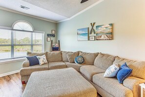 Living Room | Smart TV | Free WiFi | Central Heating & A/C