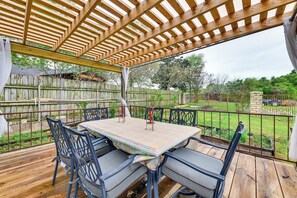 Backyard | Outdoor Dining Area