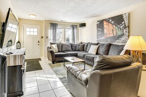 Living Room | Electric Fireplace | Smart TV w/ Netflix | Free WiFi