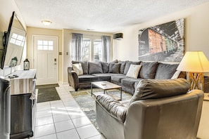 Living Room | Electric Fireplace | Smart TV w/ Netflix | Free WiFi