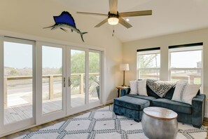 Living Room | Queen Sleeper Sofa | Smart TV | Free WiFi | Central A/C & Heating