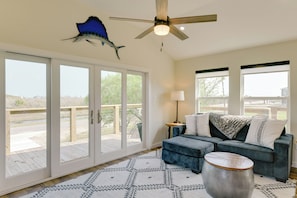 Living Room | Queen Sleeper Sofa | Smart TV | Free WiFi | Central A/C & Heating