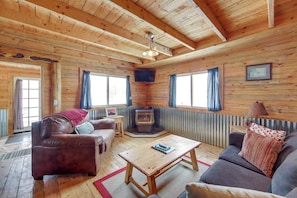 Living Room | Free WiFi | Board Games | Smart TV | Full Sleeper Sofa | 1st Floor