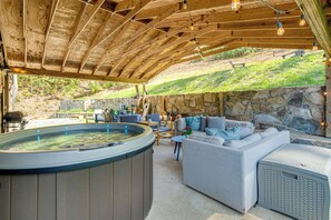 Covered Patio | Hot Tub | Gas Grill | Outdoor Dining Areas | Fire Pit