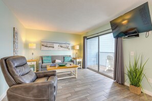 Living Room | Free WiFi | Central Heating & A/C | Smart TV | Sleeper Sofa