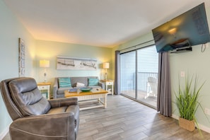 Living Room | Free WiFi | Central Heating & A/C | Smart TV | Sleeper Sofa