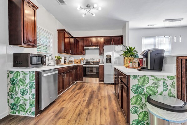 Fully Stocked Kitchen|High Chair|Coffee/Tea Station|Baking Dishes|Utensils