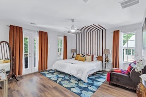 Bamboo Suite with ensuite | Alarm Clock with built in charger| Walk out to Zen