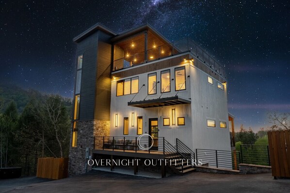 Stunning brand new luxury cabin minutes to the Parkway!