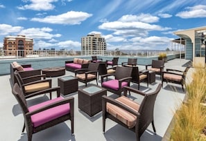 Wyndham(WorldMark)InnatthePark_1_rooftop-lounge