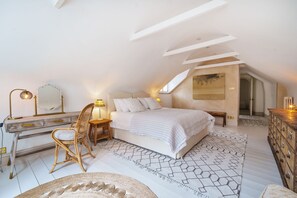 Fern House, Evershot: Fern House, Evershot: Bedroom one with a super-kingsize bed