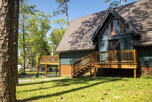 Puerto Chalet - on the bayou close to the beach, golf course, and Ocean Springs!