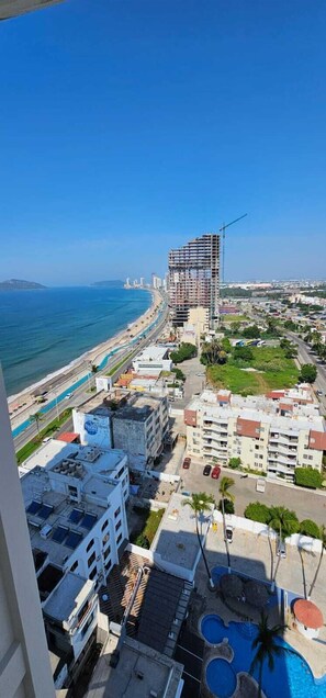 Vista frontal de la propiedad