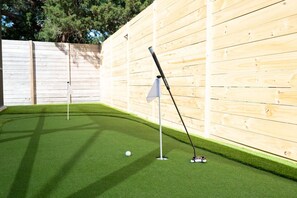 3 hole putting green. There's enough to keep everyone entertained here!