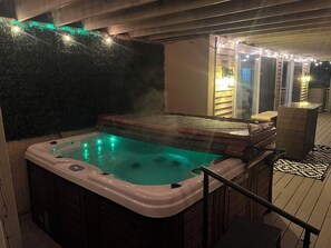 Indoor spa tub