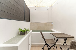 Indoor spa tub