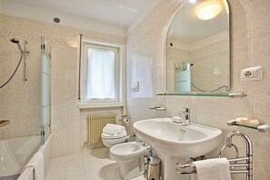 Badezimmer mit Badewanne