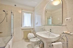 Badezimmer mit Badewanne