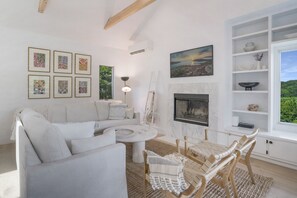 Living Room - Smart TV 