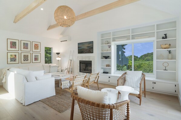 Living Room - Ample seating!