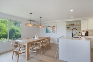 Chef's Kitchen / Dining Area - Seating for 8 at the table + 4 counter stools