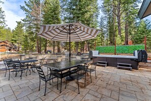 Backyard: Outdoor dining for 6–8, gas fire pit, grills, pizza oven, private hot tub