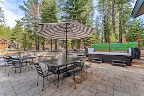 Backyard: Outdoor dining for 6–8, gas fire pit, grills, pizza oven, private hot tub