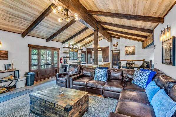 Living room 1: Upper floor, gas fireplace, Smart TV, access to deck with electric fireplace, central heating, no A/C