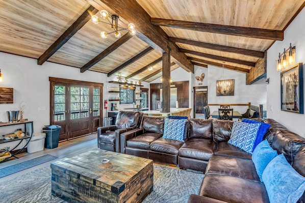 Living room 1: Upper floor, gas fireplace, Smart TV, access to deck with electric fireplace, central heating, no A/C