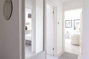 The spacious and inviting entrance hall warmly welcomes you to the apartment.