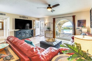 Living Room | Free WiFi | Smart TV | Single-Story Home